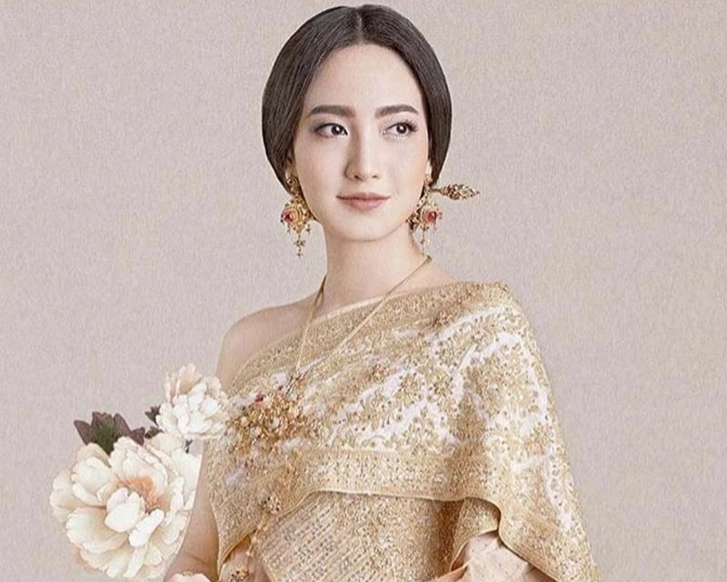 Trang phục Thái tone vàng nhũ